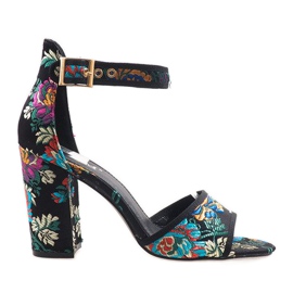 Sandales noires sur le poteau 77-14