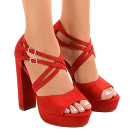 Sandales rouges sur un poteau en daim D09
