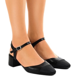 Escarpins noirs sur le poteau 5095