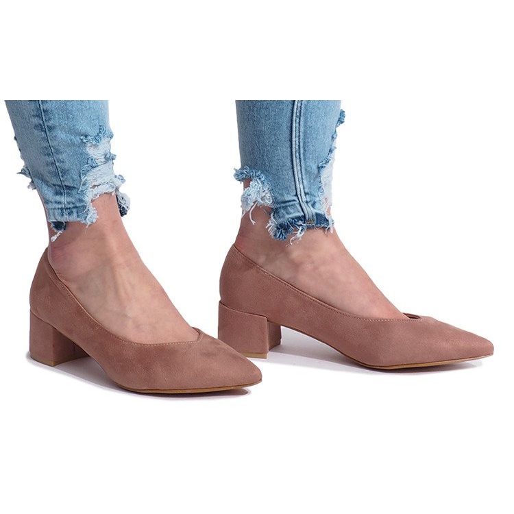 Escarpins roses sur le pilier du cœur