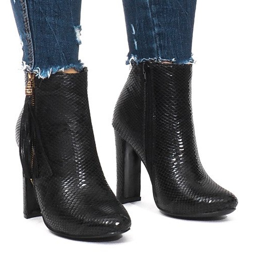 Bottines noires sur une barre de serpent le noir