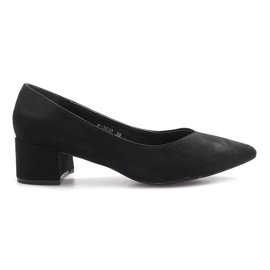 Escarpins noirs sur le pilier du cœur