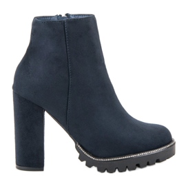 Kayla Bottes sur la plate-forme bleu marine