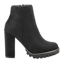 Kayla Bottes sur la plate-forme noir