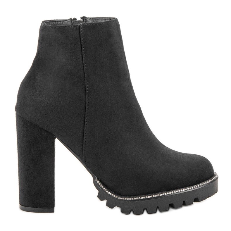 Kayla Bottes sur la plate-forme le noir
