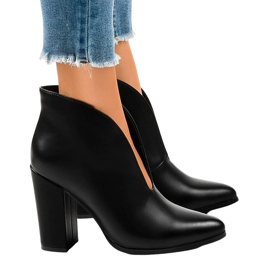 Bottines noires à enfiler avec découpes sur le montant RB38P le noir