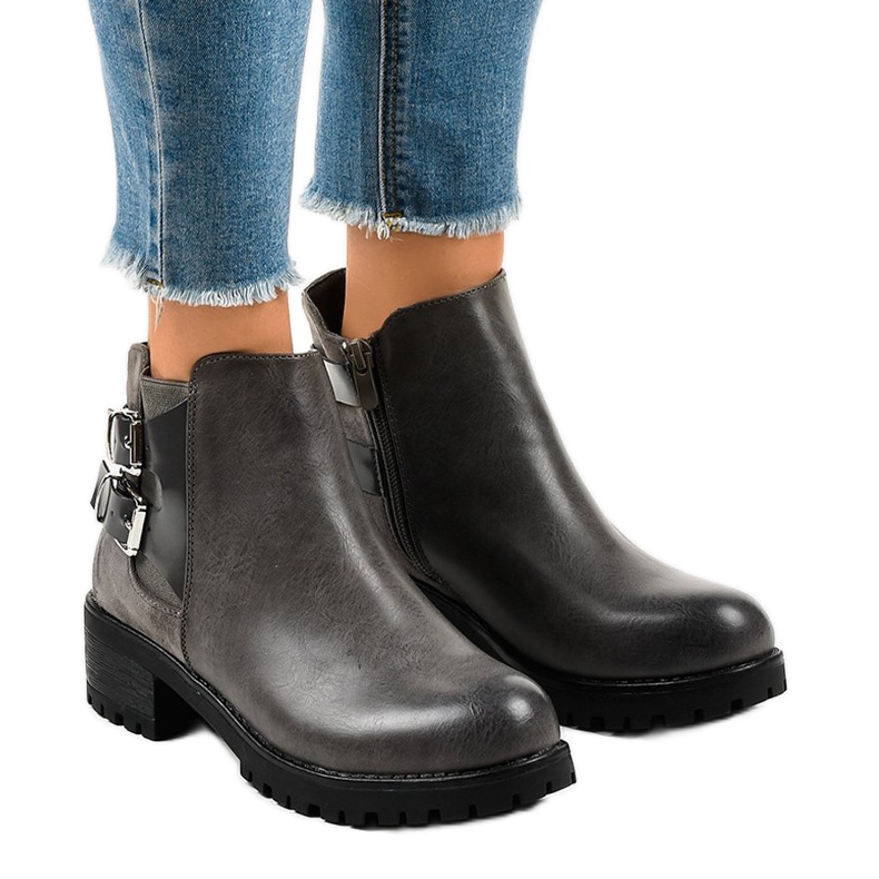 Boots femme grises sur semelle massive M181