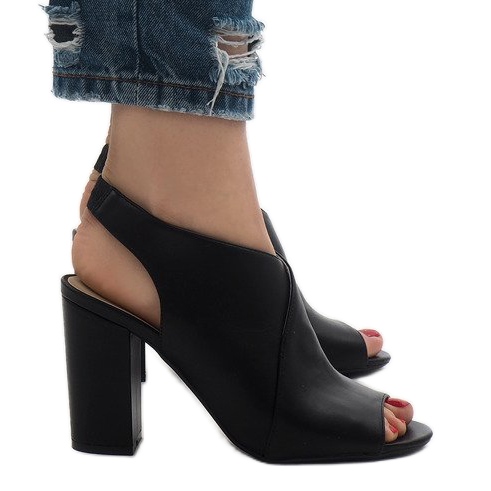 Bottes noires ouvertes sur le poteau 0280-86 le noir