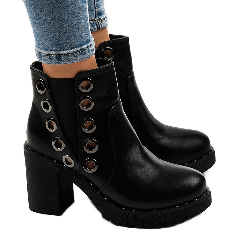 Bottines noires à clous D37-5 le noir