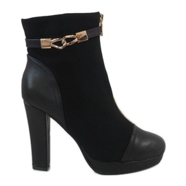 Bottes noires sur un poteau ZH658 le noir