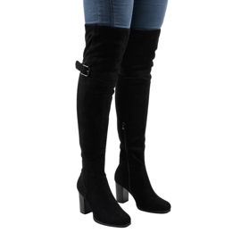 Bottes en daim noir sur le poteau isolé R18-17