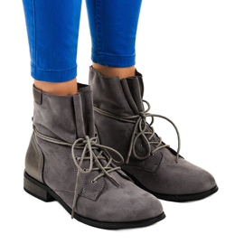 Bottines en daim gris à talon plat S83