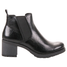 W. Potocki Bottines Chelsea noires sur un bar le noir