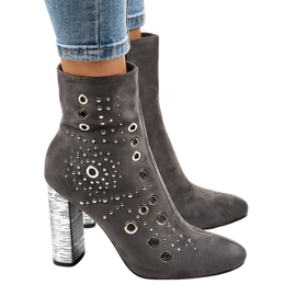 Boots en daim gris sur le poteau AE28P