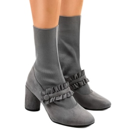 Bottines en daim gris sur le poteau LL-102P