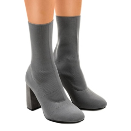 Bottes grises sur le poteau QQ08 Bottes grises sur le poteau QQ08