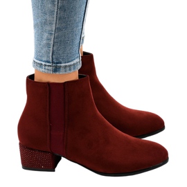 Bottines en daim marron sur le poteau HQ0018 rouge