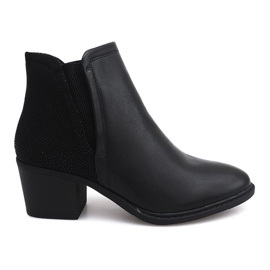 Bottes Sur Un Poteau Avec Une Gomme K77 Noir le noir