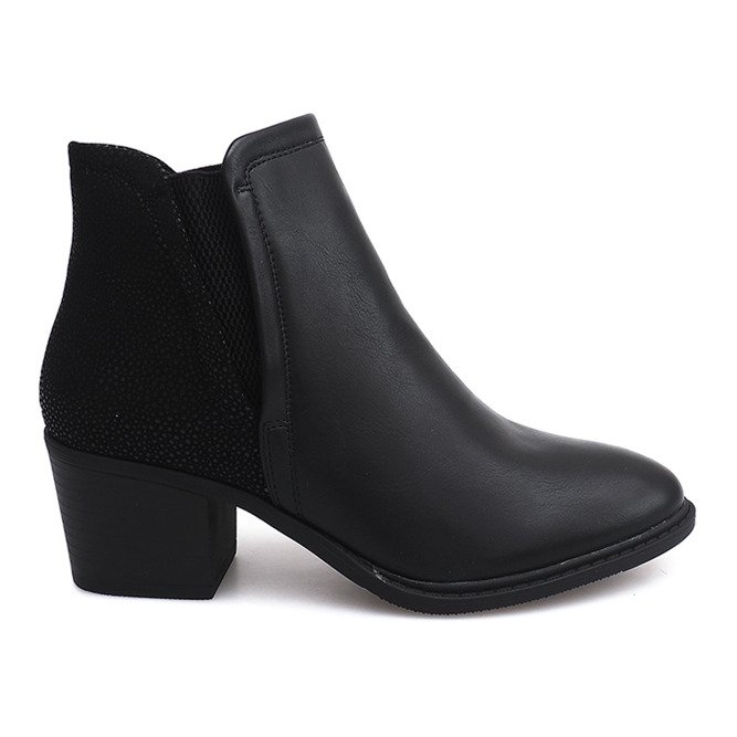 Bottes Sur Un Poteau Avec Une Gomme K77 Noir le noir