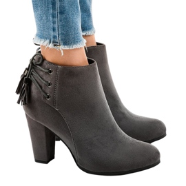 Boots en daim gris sur le poteau JA75