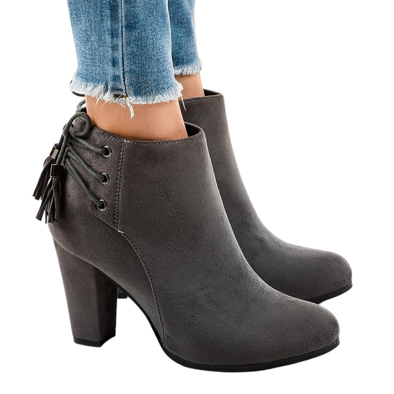 Boots en daim gris sur le poteau JA75