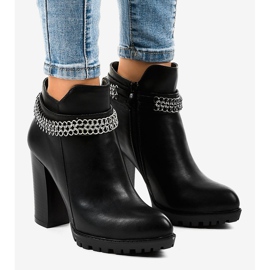Bottes noires sur le poteau avec une chaîne 13X992-51A le noir