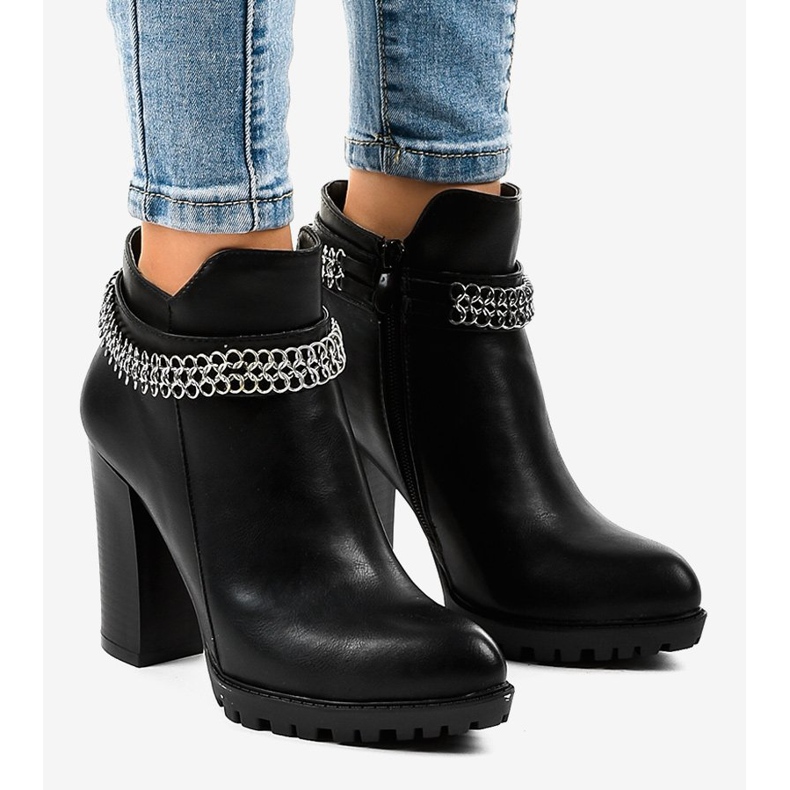 Bottes noires sur le poteau avec une chaîne 13X992-51A le noir