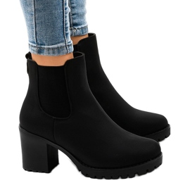 Bottes isolées noires sur le poteau B2881-KB