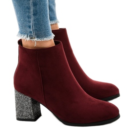 Bottines en daim marron sur le poteau DS00055 rouge