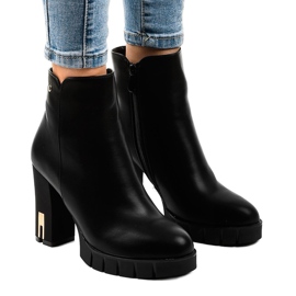 Bottines noires avec une fermeture éclair HX16041-46