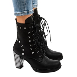 Bottines noires à clous F117 le noir