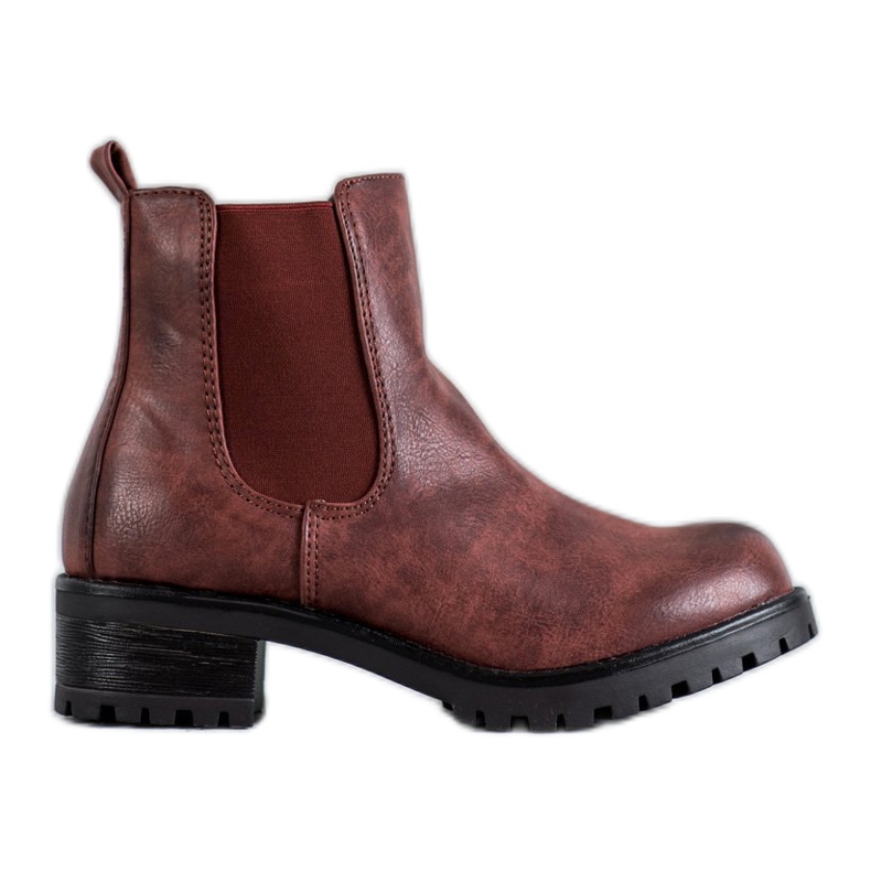 Jennika Bottes sur la plate-forme rouge Jennika Bottes sur la plate-forme rouge