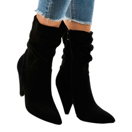 Bottines en daim noir sur le poteau LS5062