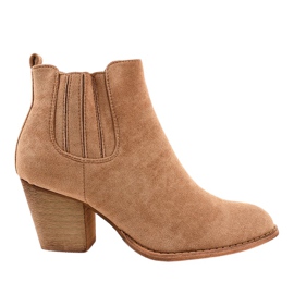 Bottes en daim beige sur le poteau SA-3338