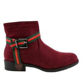 Bottes en daim marron sur le poteau avec une boucle 6119 rouge