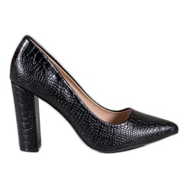 Diamantique Pompes sur un pilier noir