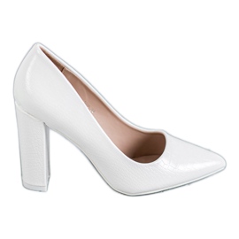 Diamantique Pompes sur un pilier blanc