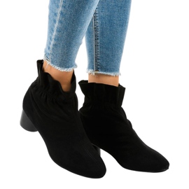 Bottines en daim noir sur le poteau JM5512M