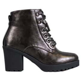 M.Daszyński Bottines métalliques sur un poteau gris
