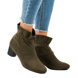 Bottines en daim vert sur le poteau JM5512M