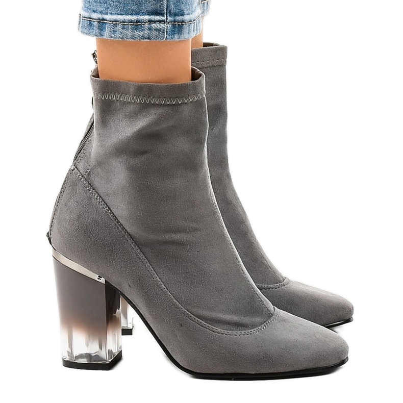 Bottes en daim gris sur le poteau H8-93