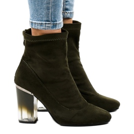 Bottines en daim vert sur le poteau H8-93