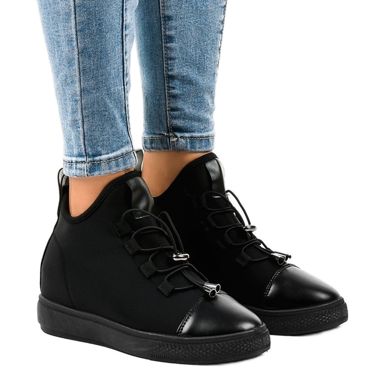Baskets isolées noires hautes sur le coin XY-35 le noir
