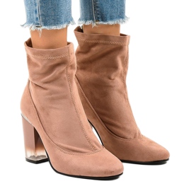 Bottines en daim rose sur le poteau H8-93