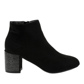 Bottes en daim noir sur le poteau décorées de FD-106 le noir