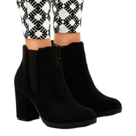 Bottines en daim noir sur le poteau A-762 le noir