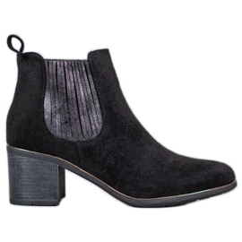 Filippo Bottes sur un poteau noir