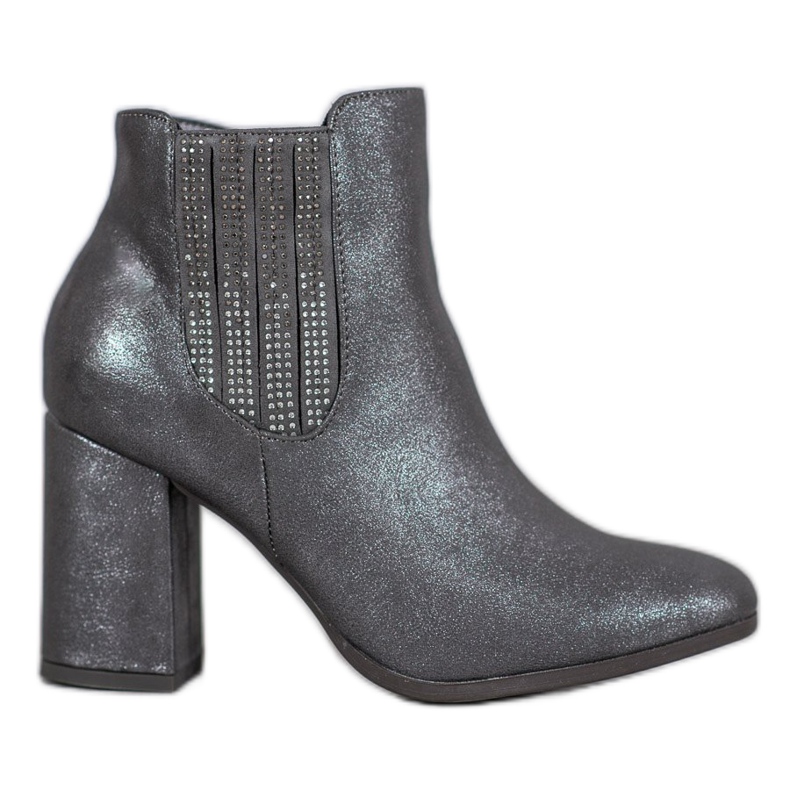 Kylie Bottes élégantes sur un poteau gris