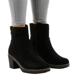 Escarpins en daim noir 8B852