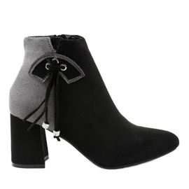 Bottines en daim noir sur le poteau H372 gris